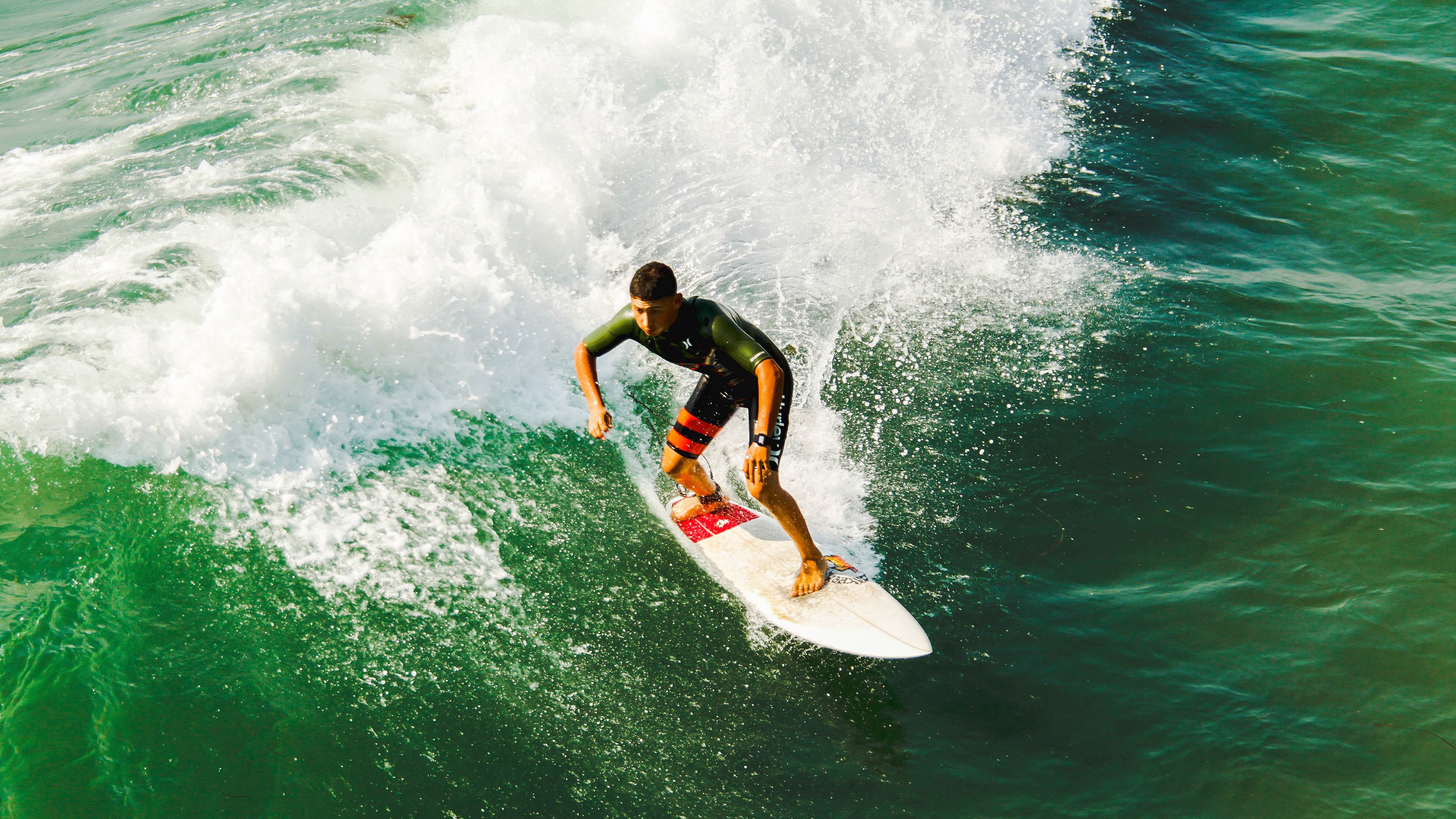 爱游戏体育-NBA总决赛激战正酣 勇士队逆转取胜扳平大比分